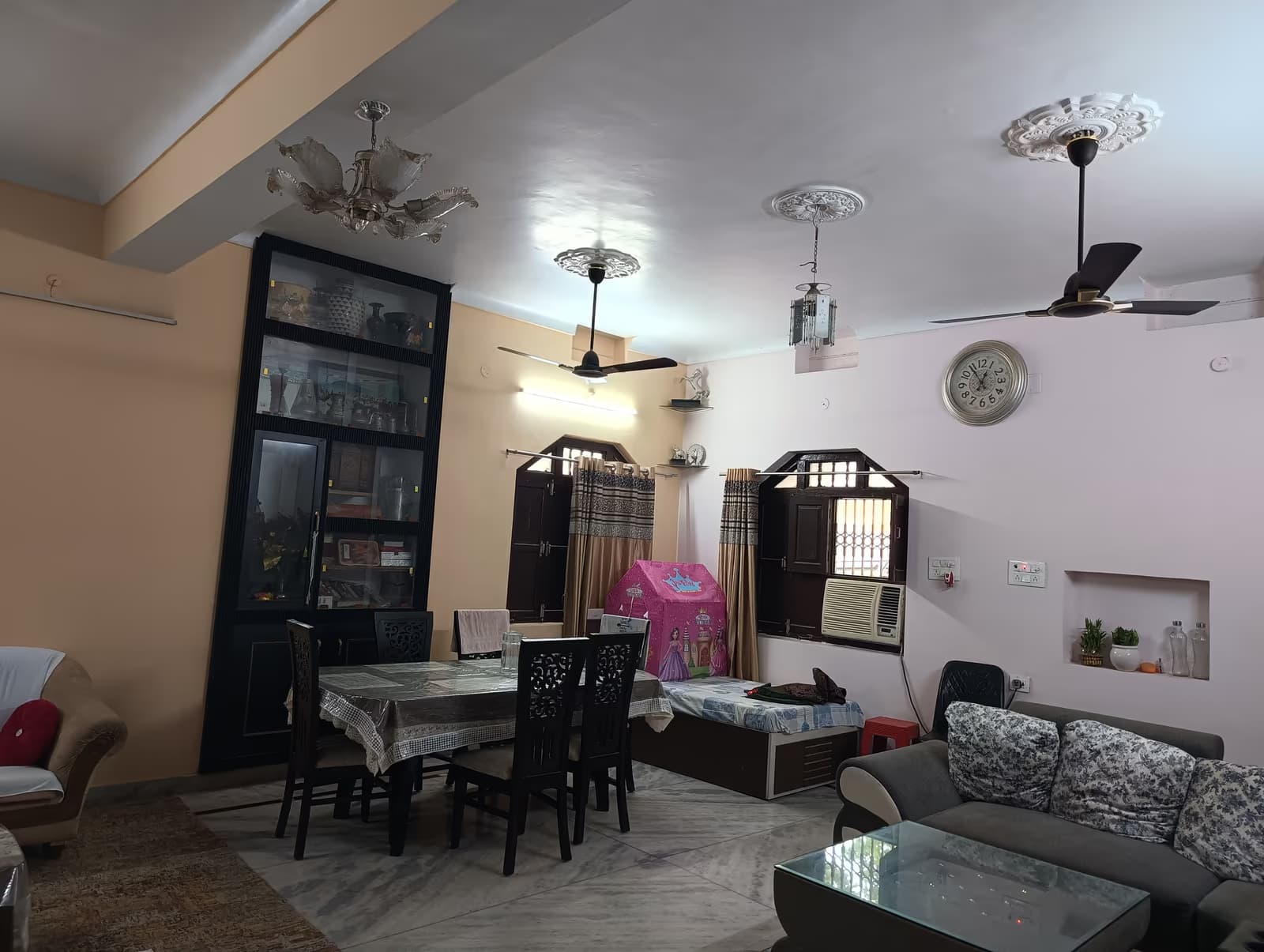 Dining room interior design with wooden furniture and chandelier by MakeHouse in Muzaffarpur, Bihar